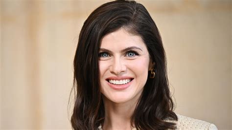 Alexandra Daddario Flaunts Fit Physique in Cheeky。